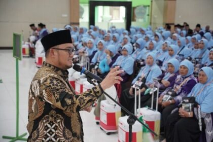 Wakil Kepala BP Haji, Dahnil Anzar Simanjuntak, saat memberikan arahkan kepada Jemaah haji Indonesia fase kedua, ingatkan cuaca ekstrem & Kesehatan.