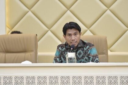 Wacana ASN pensiun 70 tahun kembali muncul, DPR RI minta kajian matang demi keseimbangan pelayanan dan regenerasi.