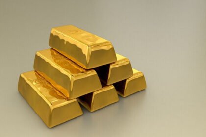 Harga emas Antam hari ini turun tajam ke Rp1,888 juta per gram, buyback juga ikut terkoreksi menjadi Rp1,732 juta per gram.