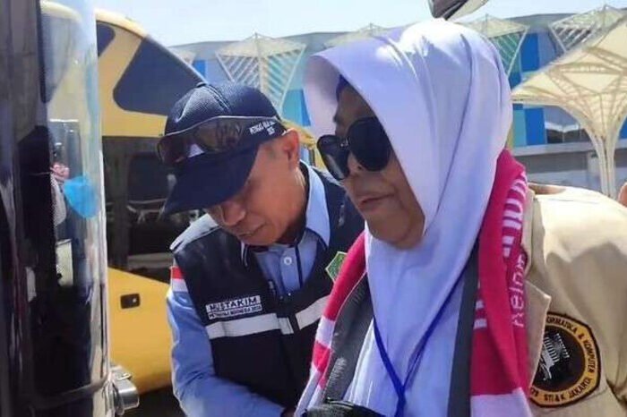 Partinem, jemaah haji disabilitas asal Tangerang Selatan, penuh haru saat tiba di Madinah. Ia mendapatkan layanan khusus dan sambutan ramah dari petugas haji Indonesia.
