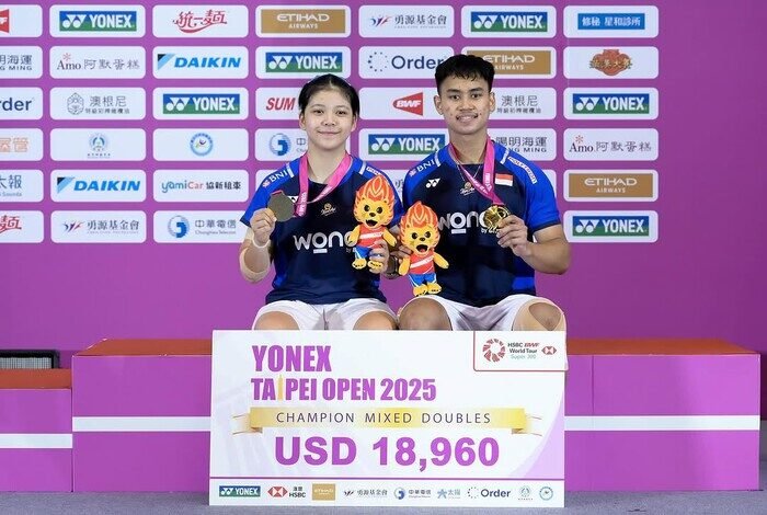 Jafar Hidayatullah / Felisha Pasaribu meraih trofi juara Taiwan Open 2025 setelah menuntaskan partai final dramatis menghadapi rekan senegara, Dejan/Fadia.