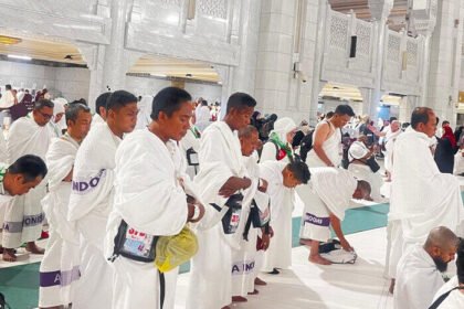 Jemaah haji dari berbagai negara melaksanakan ibadah tawaf di sekitar Ka'bah, Masjidil Haram, Makkah, dengan pengawasan penuh dari otoritas Saudi.