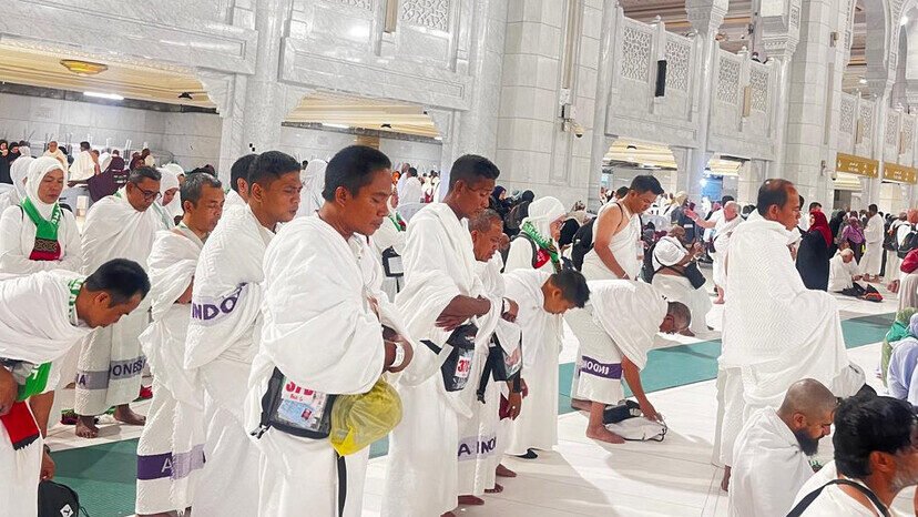 Jemaah haji dari berbagai negara melaksanakan ibadah tawaf di sekitar Ka'bah, Masjidil Haram, Makkah, dengan pengawasan penuh dari otoritas Saudi.
