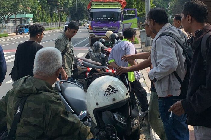 Jurnalis Kompas TV Rahmat Prasetyo selamat dari kecelakaan maut setelah ditabrak truk rem blong di Sawah Besar, Jakarta Pusat.