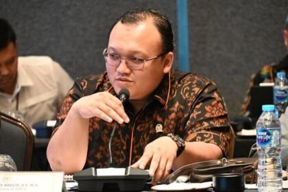 Muhammad Kholid saat kunjungan kerja di NTT menyoroti penurunan kredit UMKM dan desak reformasi kebijakan keuangan daerah.