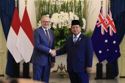 Presiden Prabowo Subianto memimpin langsung upacara kenegaraan untuk menyambut kedatangan Perdana Menteri Australia, Anthony Albanese, di Istana Merdeka, Jakarta, Kamis (15/5).