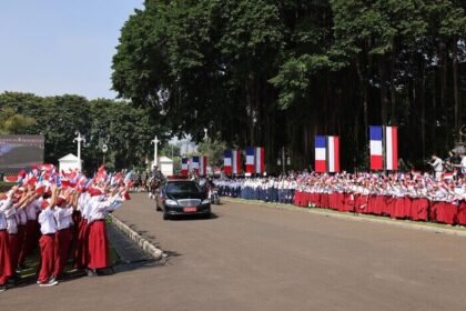 Presiden Prabowo Subianto menyambut Presiden Emmanuel Macron dengan upacara kenegaraan di Istana Merdeka. Ribuan pelajar membawa bendera merah-putih dan biru, simbol kuatnya persahabatan Indonesia-Prancis.