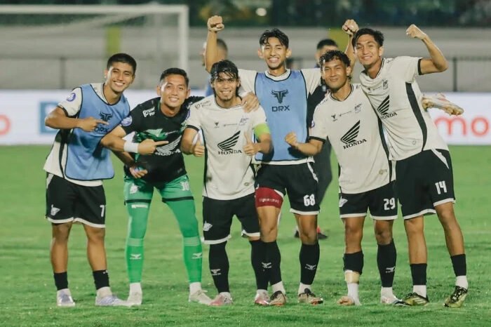 PSM Makassar tunjukkan mental juara saat balikkan keadaan dan hancurkan Barito Putera 4-1 di Stadion Demang Lehman.