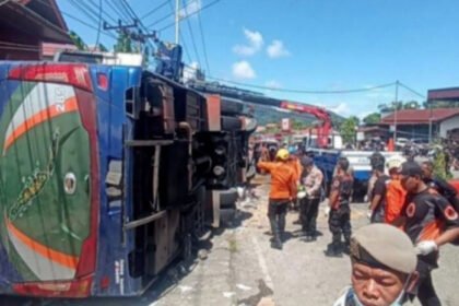 Petugas mengevakuasi korban kecelakaan maut bus ALS di Padang Panjang, Sumatera Barat, yang menewaskan 12 orang.