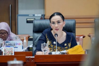 Pansus RUU Pengelolaan Ruang Udara DPR RI soroti urgensi teknologi canggih dan kedaulatan udara dalam rapat bersama pakar di Jakarta.