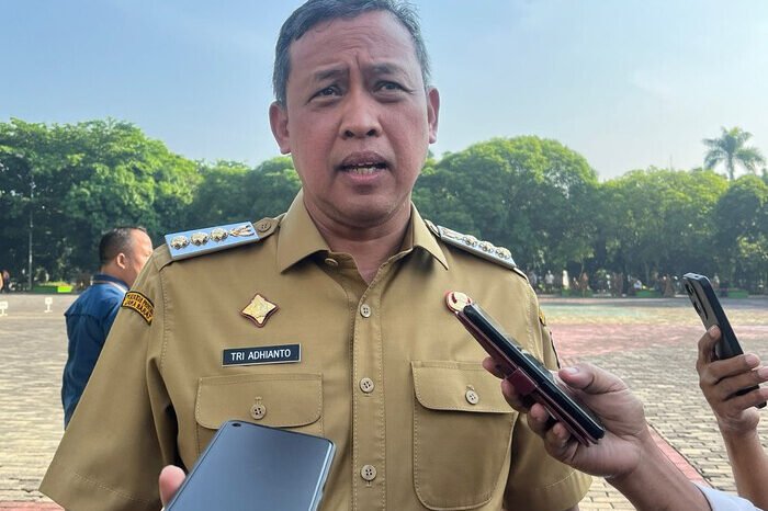 Wali Kota Bekasi Tri Adhianto imbau warga waspada terhadap pemindaian retina Worldcoin yang tawarkan imbalan uang, soroti ancaman keamanan data biometrik.