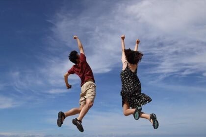 Simak lima zodiak paling happy Minggu 4 Mei 2025, keberuntungan dari berbagai penjuru, cinta, karier hingga hoki.