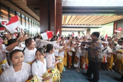 Antusiasme Siswi SDN 2 Sanur Saat Menanti Presiden Prabowo di Bali (Dok. Tim Media Presiden Prabowo)