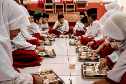 Lebih dari 5,5 juta siswa di Indonesia kini menikmati manfaat langsung dari Program Makan Bergizi Gratis (MBG), yang juga menggerakkan roda ekonomi lokal.