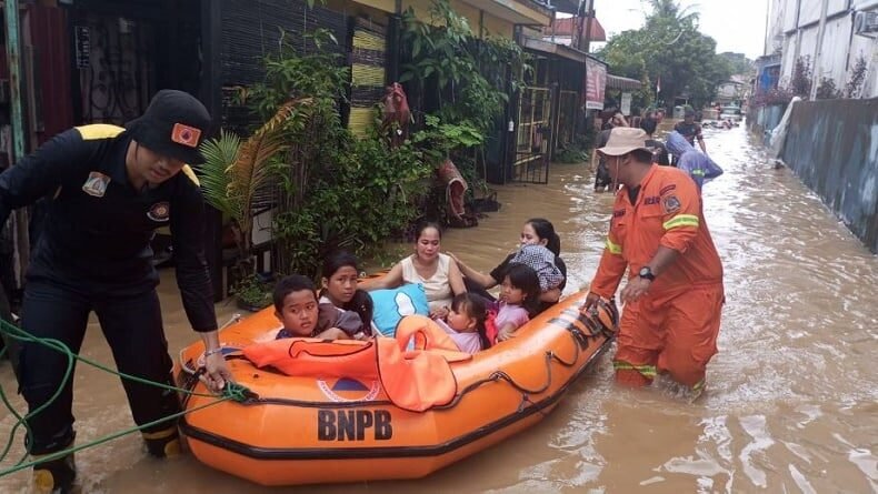 Bencana Banjir Landa Tiga Provinsi di Tengah Musim Kemarau, Penanganan Darurat Diintensifkan