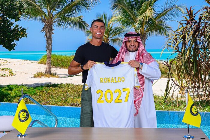 Cristiano Ronaldo memperpanjang kontrak bersama Al Nassr hingga 2027, siap ukir sejarah dan bidik rekor 1.000 gol.