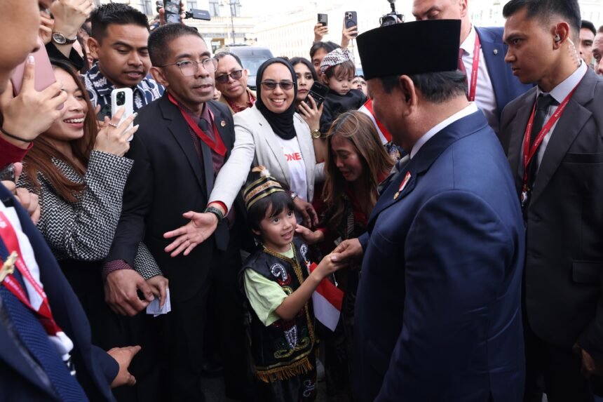 Disambut Meriah Diaspora di Rusia, Prabowo Diminta Belikan Mainan Anak