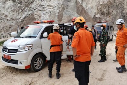 Evakuasi korban tanah longsor di Gunung Kuda, Cirebon (Dok. Kemensos)