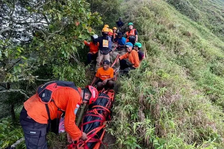 Seorang pendaki bernama Jovita Diva Prabudawardani (21) terjatuh ke dalam jurang sedalam 180 meter di Gunung Muria, Kudus, Jawa Tengah, pada Selasa (24/6/2025). Jovita, yang