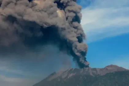 Gunung Raung Erupsi Semburkan Abu Vulkanik Setinggi 2000 Meter