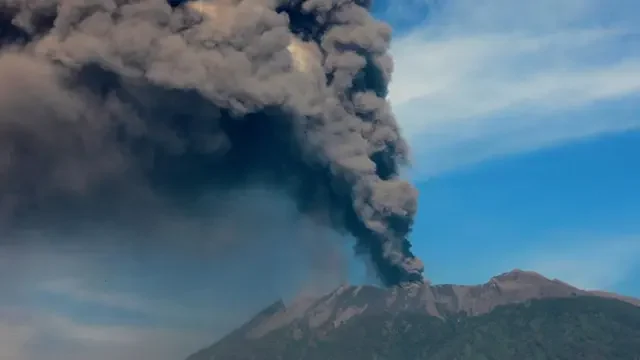Gunung Raung Erupsi Semburkan Abu Vulkanik Setinggi 2000 Meter