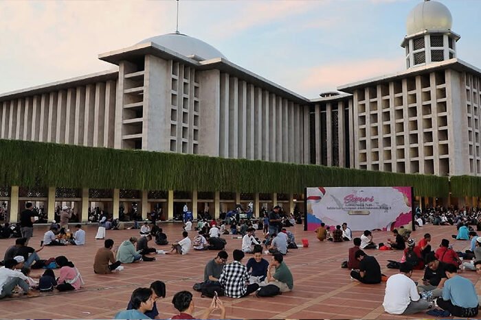 Jelang Salat Iduladha di Masjid Istiqlal, panitia imbau masyarakat hadir sejak subuh untuk kenyamanan dan kelancaran ibadah.