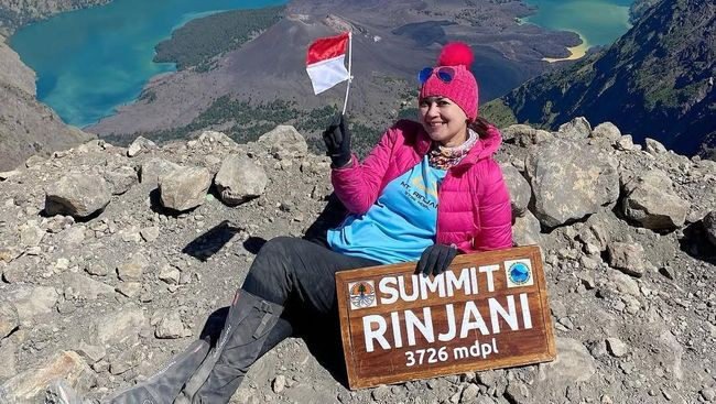 Ira Wibowo di puncak Gunung Rinjani (Dok. Istimewa)