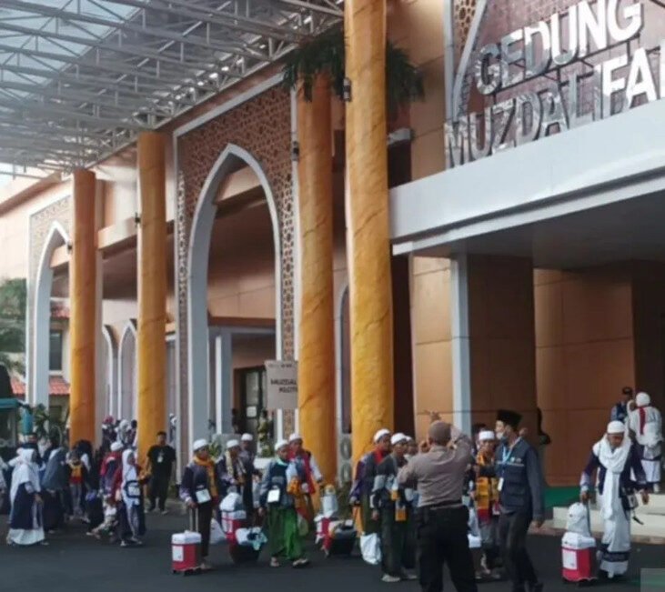 Jemaah haji Kloter 34 tiba di Asrama Haji Debarkasi Surabaya, Sabtu 21 Juni 2025 (Dok. Antara)