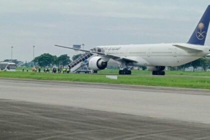 Kopasgat TNI AU Evakuasi Penumpang Pesawat Saudi Airlines yang Mendarat Darurat di Kualanamu