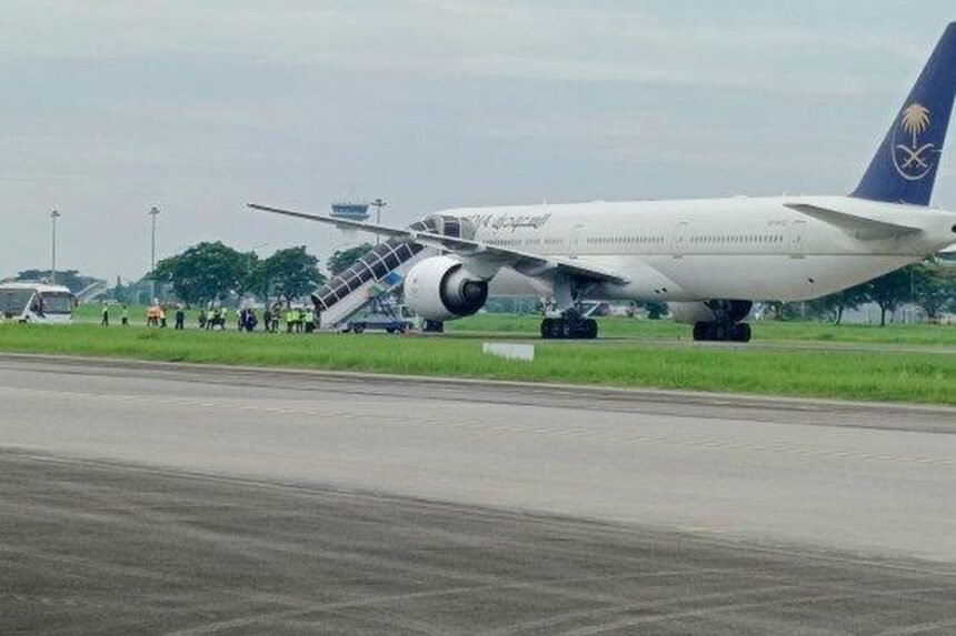 Kopasgat TNI AU Evakuasi Penumpang Pesawat Saudi Airlines yang Mendarat Darurat di Kualanamu