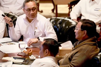 Pemerintah menargetkan 2 juta lapangan kerja melalui 6 unit usaha strategis Kopdes Merah Putih. Program ini berbasis desa dan tidak memakai dana APBN, melainkan berbasis skema pinjaman.