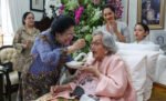 Momen Megawati suapi kue ke Meri Hoegeng yang rayakan HUT Ke-100 (Dok. Antara)