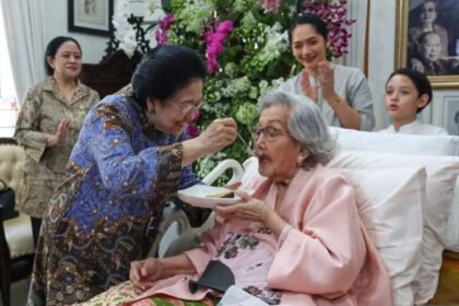 Momen Megawati suapi kue ke Meri Hoegeng yang rayakan HUT Ke-100 (Dok. Antara)