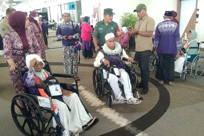Penumpang Saudi Airlines dievakuasi di Bandara Kualanamu, Deli Serdang, Sabtu 21 Juni 2025 (Dok. Antara)