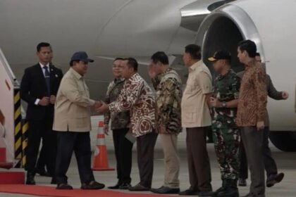 Presiden Prabowo Subianto tiba di Lanud Halim Perdanakusuma, Jakarta, Sabtu (21-6-2025) disambut sejumlah anggota Kabinet Merah Putih dan pejabat DPR RI (Dok. Antara)