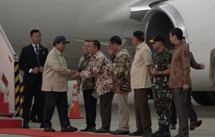 Presiden Prabowo Subianto tiba di Lanud Halim Perdanakusuma, Jakarta, Sabtu (21-6-2025) disambut sejumlah anggota Kabinet Merah Putih dan pejabat DPR RI (Dok. Antara)