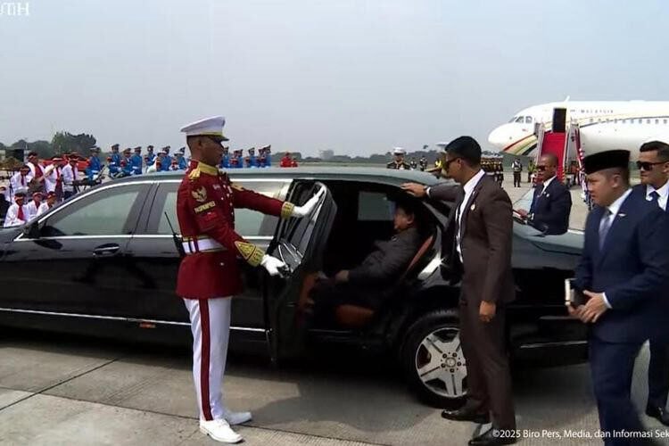 Presiden RI Prabowo Subianto bersama dengan PM Malaysia Anwar Ibrahim di Lanud Halim Perdanakusuma, Jakarta, Jumat 27 Juni 2025 (Dok. Tangkapan layar YouTube Setpres)