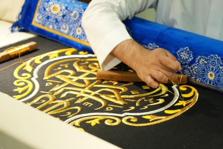 Seorang pekerja menyulam kain kiswah Ka'bah di King Abdulaziz Complex for the Holy Kaaba Kiswa di Makkah, Arab Saudi, 3 Juni 2025 (Dok. Antara)