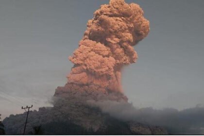 Status Gunung Lewotobi Laki-Laki naik menjadi awas setelah meletus dahsyat hari ini, Selasa (17-6-2025) sore WIT (Dok. PVMBG)
