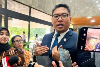 Wamentan Sudaryono resmi menjabat Komisaris Utama PT Pupuk Indonesia. Akademisi menilai posisinya sangat strategis untuk menyatukan kebijakan pupuk dan kesejahteraan petani.