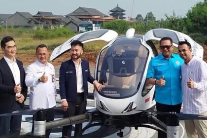 Kemenhub tengah menyusun regulasi taksi terbang sebagai bagian dari kendaraan drone, menyikapi pesatnya perkembangan teknologi transportasi udara masa depan. Aturan ini disiapkan untuk menjamin keselamatan dan pengaturan hukum moda transportasi nirawak.