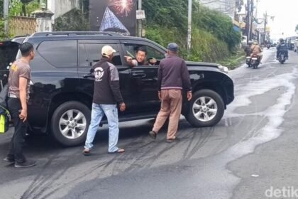 Terobos Jalur One Way di Puncak, Mobil Nekat Seruduk Polis