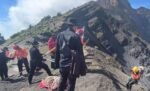 Tim SAR gabungan melakukan evakuasi pendaki asal Brazil, Juliana (27) yang terjatuh di sekitar titik Cemara Nunggal, Gunung Rinjani (Dok. Istimewa)