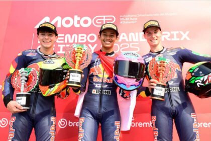 Veda Ega Pratama (tengah) pembalap Indonesia, berpose usai memenangi race 1 Red Bull Rookies Cup 2025 seri Italia, Sabtu (21-6-2025) (Dok. Istimewa)