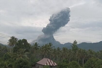 Kolom abu setinggi 700 meter membumbung dari Gunung Dukono saat erupsi Jumat pagi, terlihat dari pos pengamatan PGA Dukono, Halmahera Utara.