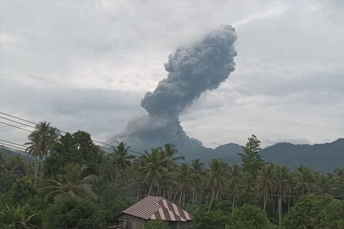 Kolom abu setinggi 700 meter membumbung dari Gunung Dukono saat erupsi Jumat pagi, terlihat dari pos pengamatan PGA Dukono, Halmahera Utara.