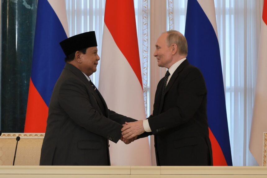 Presiden Prabowo dan Putin Tukar Cinderamata, Simbol Eratnya Persahabatan RI–Rusia