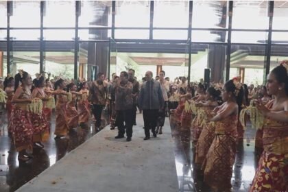 Presiden Prabowo Subianto tampak menyapa pelajar di Sanur, diiringi pertunjukan Tari Pendet dari Sanggar Genta Buana Sari sebagai bentuk penghormatan budaya.