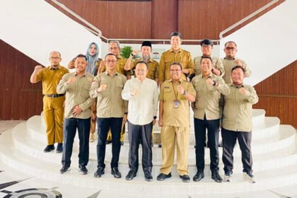 Ketua FBB Banten Mardiamin Nugroho bertemu Wakil Ketua DPRD Banten Yudi Budi Wibowo dalam audiensi bahas Festival Baris-Berbaris Piala Gubernur Banten 2025.