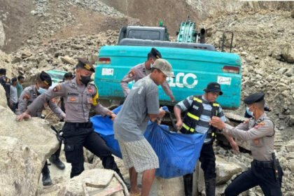 Polisi menetapkan dua tersangka dalam tragedi longsor tambang Gunung Kuda, Cirebon, yang menewaskan 19 pekerja tambang.